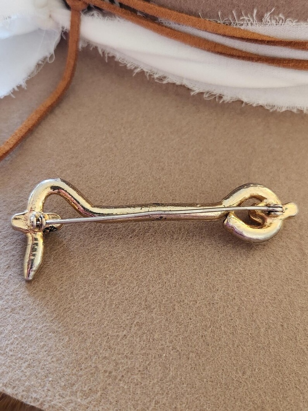 Gold-Tone hook latch Pin Brooch ‘70s Vintage Accessory